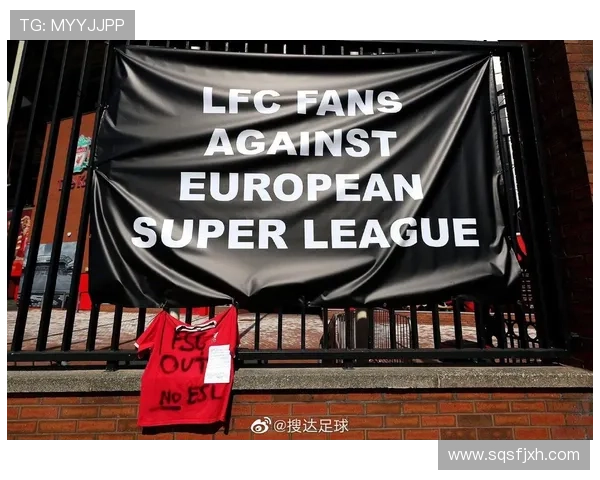 曼城球迷球场外售阿森纳水瓶